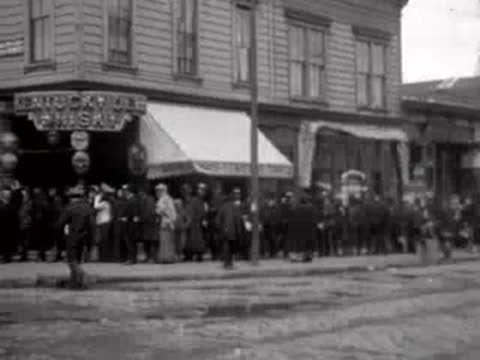 Crowd of people gathered on a San Francisco sidewalk in 1906.