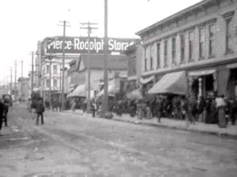 Crowd gathered outside the Pierce Rudolph Storage building on a San Francisco street in 1906.