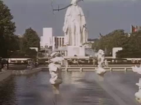 Statue and fountains in the New York World's Fair plaza